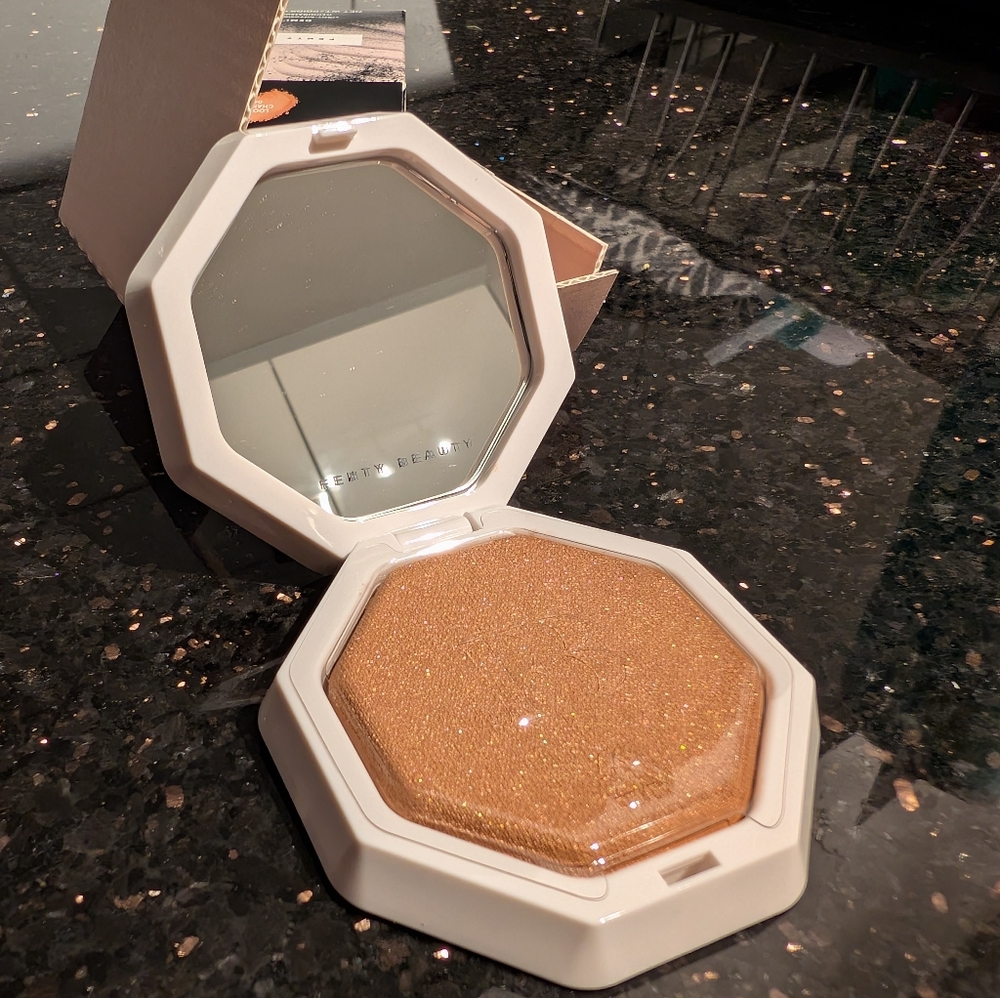 Fenty Beauty Light-Diffusing Highlighter - Picture 2 of 8